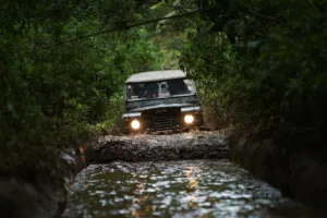 Mobil Suzuki Jimny off road
